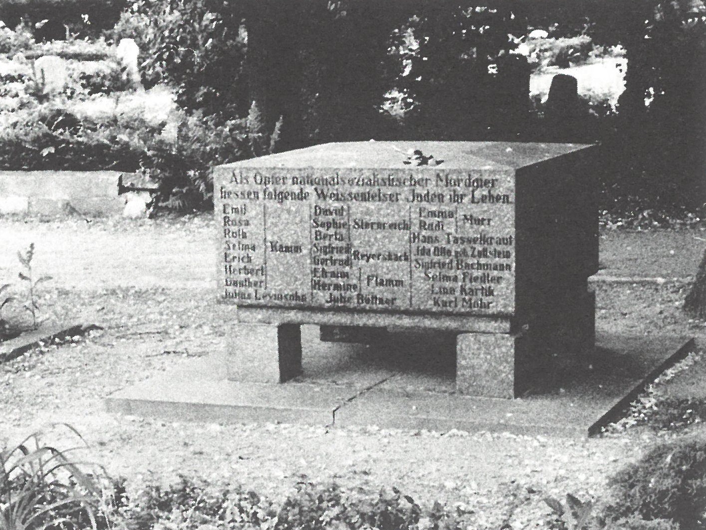 Gedenkstein auf dem städtischen Friedhof für die ermordeten jüdischen Bürgerinnen und Bürger Weißenfels